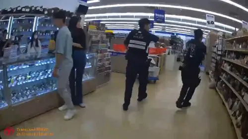 中年男持武士刀賣場揮舞嚇壞顧客 警拔槍壓制意外走火擊昏 ▲員警一進賣場就決定拔槍上前包圍持刀嫌犯。(圖/警方提供)