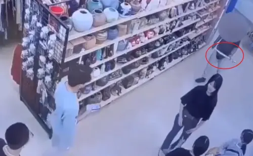 中年男持武士刀賣場揮舞嚇壞顧客 警拔槍壓制意外走火擊昏 ▲46歲男子持武士刀進入賣場,嚇壞其他顧客。(圖/警方提供)