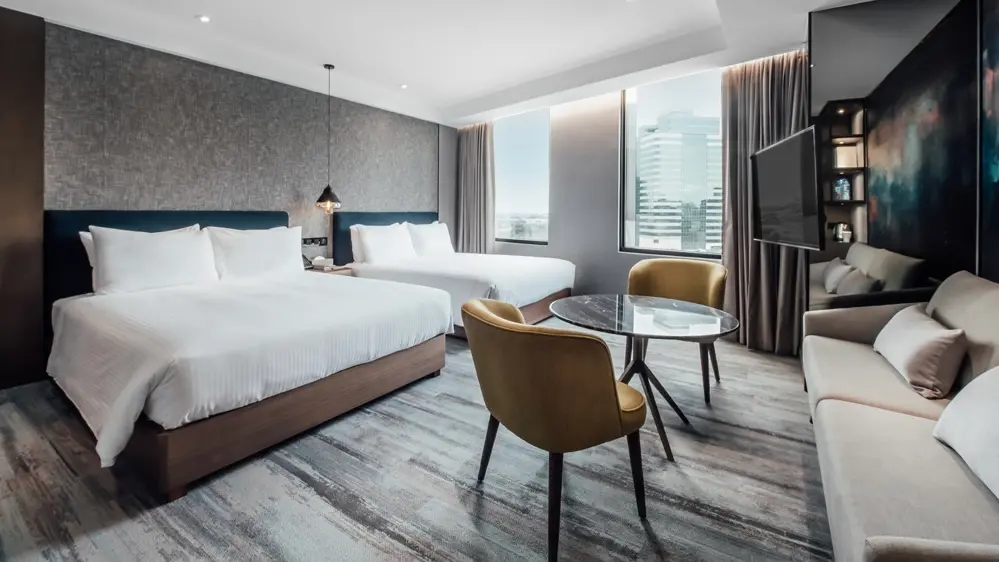 ▲採光明亮的高雄鈞怡大飯店坐落於高雄愛河畔，將愛河美景一覽無遺。（圖／翻攝畫面提供）