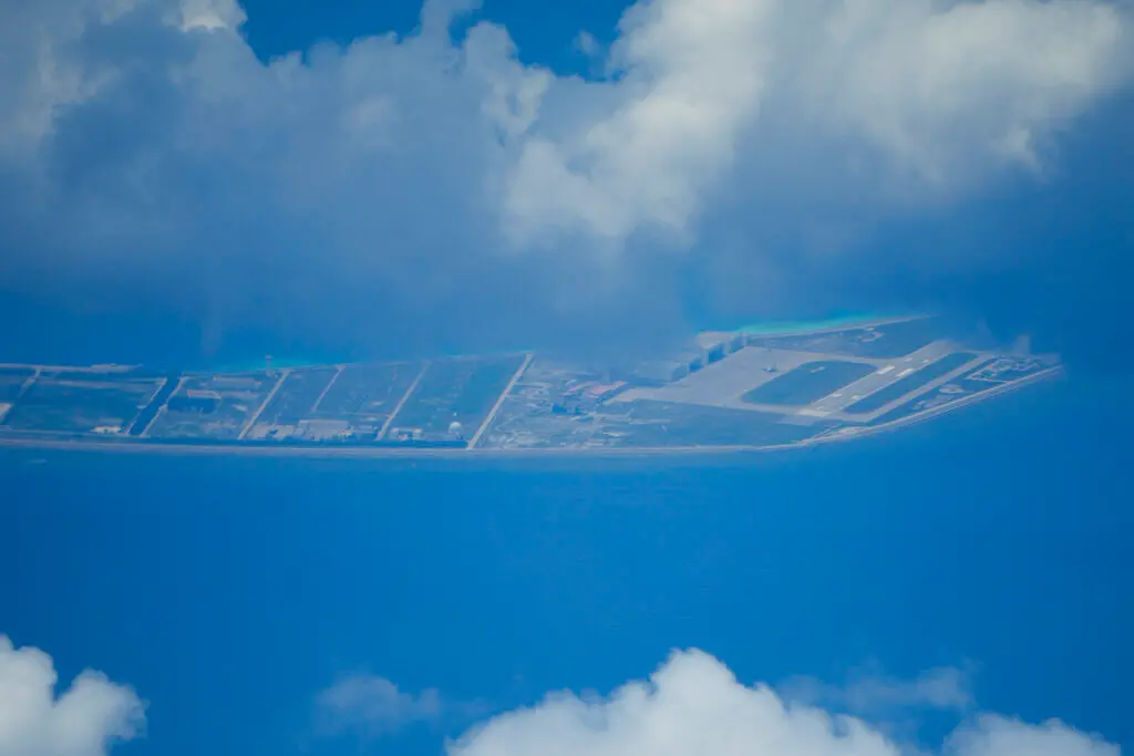 ▲南海各國角力加劇，人工島礁建設牽動區域和平。（圖／美聯社／達志影像）