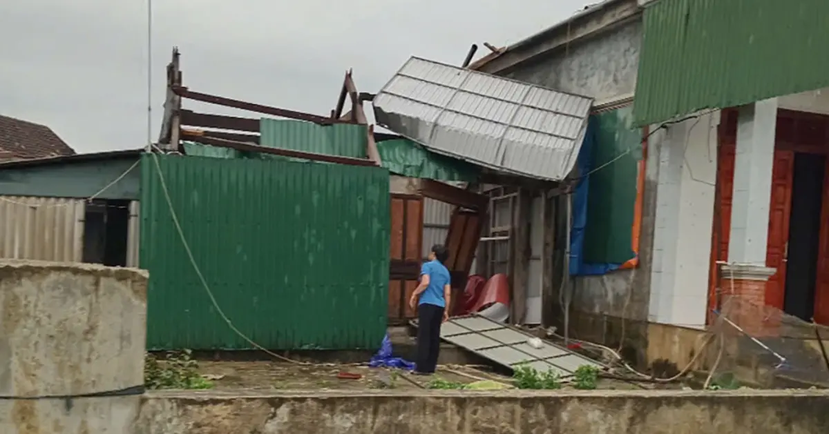 ▲越南河靜省出現豪大雨與強烈龍捲風，許多民宅屋頂被掀翻。（圖／翻攝自VnExpress）