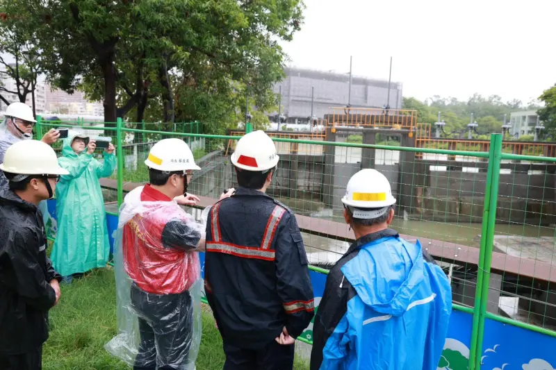 ▲高雄市長陳其邁與市政團隊已陸續至三民區金獅湖閘門、金獅湖閘門周遭道路側溝清疏、鹽埕區北斗抽水站、北斗抽水站周遭道路側溝清疏視察。（圖／翻攝自陳其邁臉書）