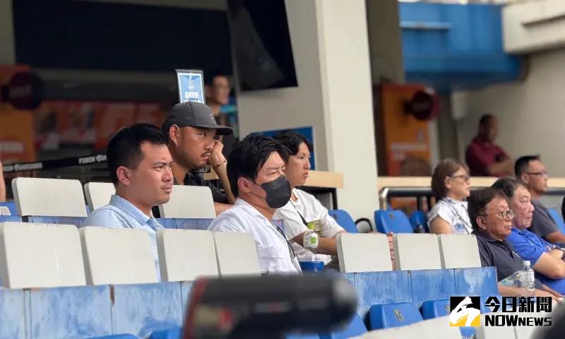 ▲富邦悍將副領隊兼農場主管林威助現身玉山盃4強。（圖／記者陳柏翰攝）