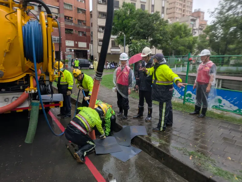 ▲南部發布大雷雨國家警報，高雄地區預估雨量為150～250mm屬豪雨等級，市長陳其邁上午即前往三民區金獅湖及周邊排水設施現地勘查。(圖／高市府提供)