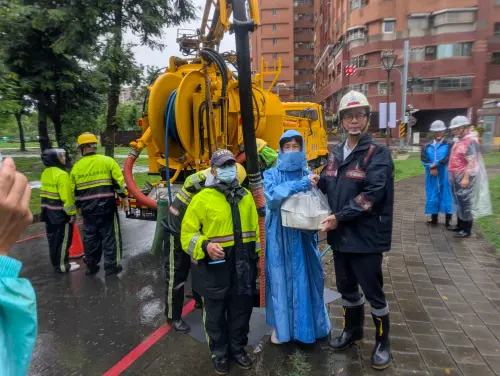 ▲陳其邁上午視察鹽埕區北斗抽水站瞭解防洪系統運作,並於現地慰勉環保局人員疏通側溝的辛勞。(圖/高市府提供) ▲陳其邁上午視察鹽埕區北斗抽水站瞭解防洪系統運作,並於現地慰勉環保局人員疏通側溝的辛勞。(圖/高市府提供)