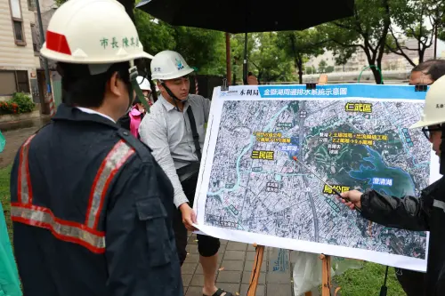▲陳其邁上午即前往三民區金獅湖及周邊排水設施現地勘查。(圖/高市府提供) ▲陳其邁上午即前往三民區金獅湖及周邊排水設施現地勘查。(圖/高市府提供)