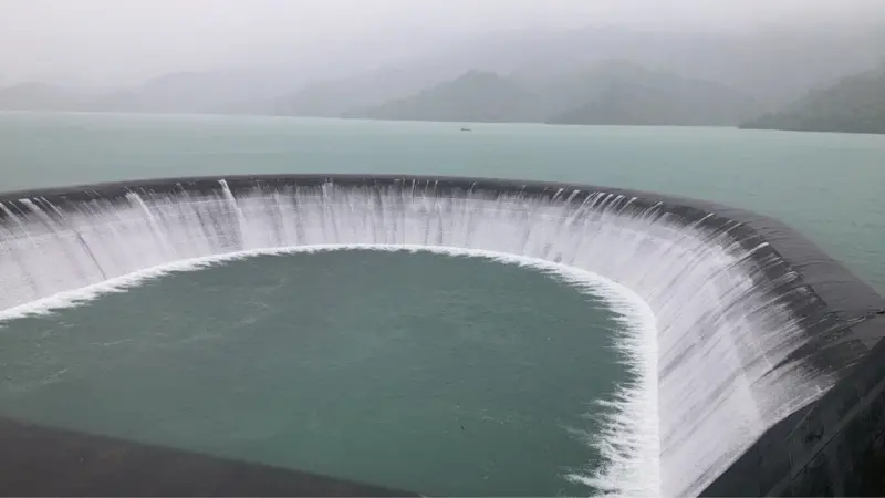 ▲受蝴蝶颱風外圍環流與低壓帶雙重影響，台南從12日晚間起連夜降下豪雨，截至今（13）日上午11點累積雨量已達77.4毫米，南化水庫在清晨8點半率先滿庫溢流。（圖／水利署南區水資源分署提供）