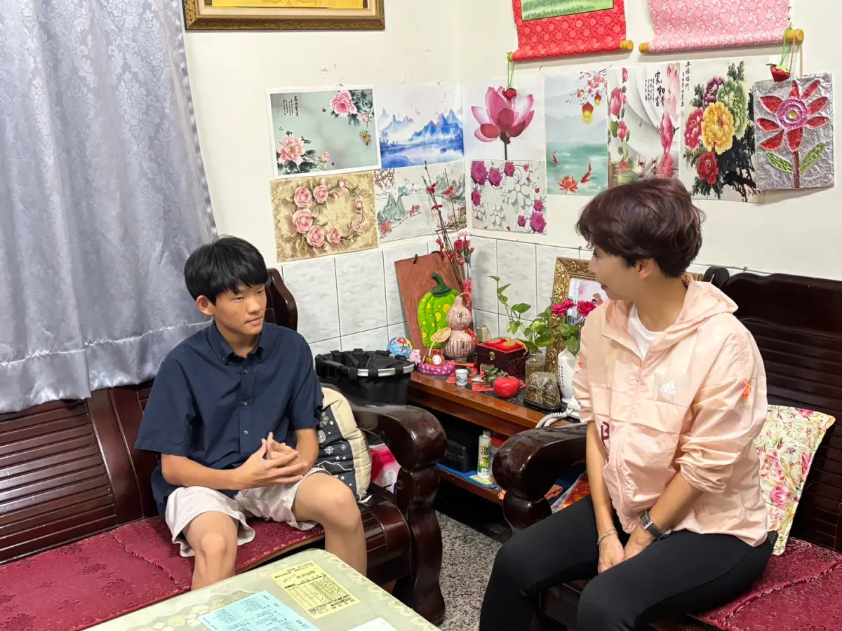 ▲陳亭妃請益全國狀元陳胤泰「高分心法」並且鼓勵安心追夢（圖／陳亭妃提供）