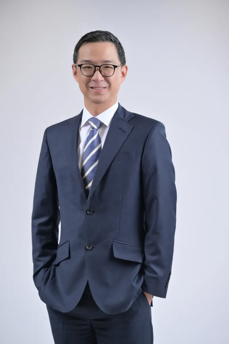 ▲國泰金控今（13）日召開股東會，並改選新屆董事，國泰蔡家第三代正式進入董事會，董事長蔡宏圖長子蔡宗翰並出任金控副董事⾧。（圖／國泰金提供）