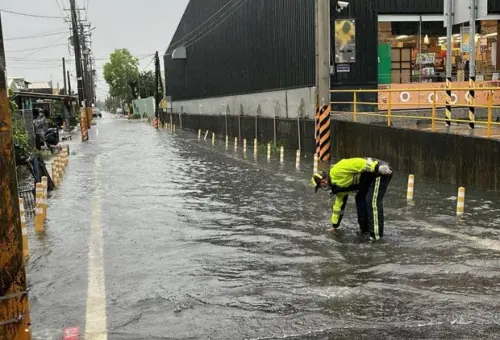 高雄淹水「馬路變小河」！狂風暴雨畫面曝　大學生驚：門快被吹爆

