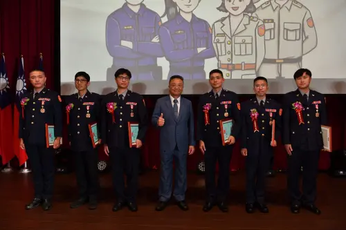 「波麗士英雄的初心-夜空中最亮的星」 中警歡慶警察節 ▲會中表揚全國、警察局模範警察共7位,由鄭副市長頒發獎座及獎勵金,其中犯罪預防科警員黃國龍,投入錄影監視系統建置、維護工作長達20年,並規劃建置智慧型車行紀錄查詢系統,發揮「每案必破,而且快破」的重大功效,功績卓著(圖/記者鄧力軍翻攝)