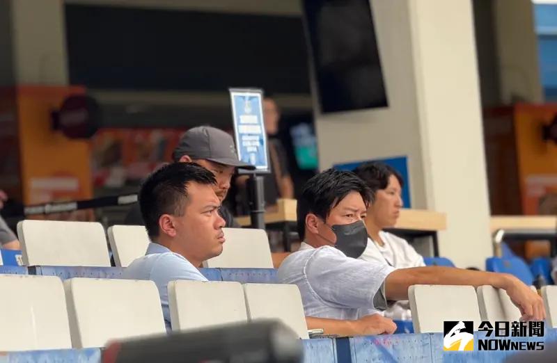 ▲富邦悍將副領隊兼農場主管林威助到場觀看玉山盃4強。（圖／記者陳柏翰攝）