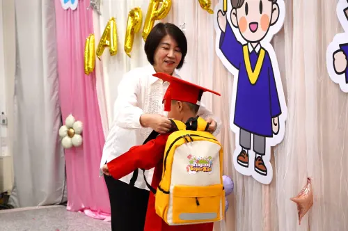 周春米出席玉田非營利幼兒園畢業典禮,親自為即將升上國小一年級的畢業生背上書包 ▲周春米出席玉田非營利幼兒園畢業典禮,親自為即將升上國小一年級的畢業生背上書包。(圖/屏東縣府提供)