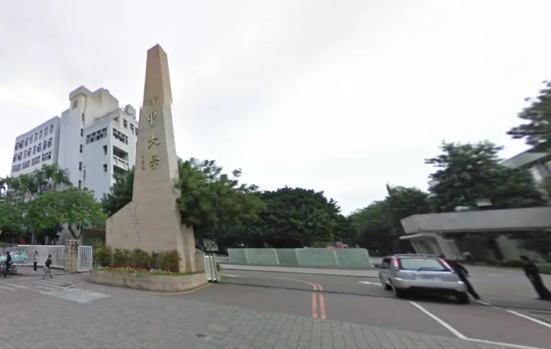 快訊／逢甲大學校園大榕樹連根拔起　傳多名學生壓傷送醫