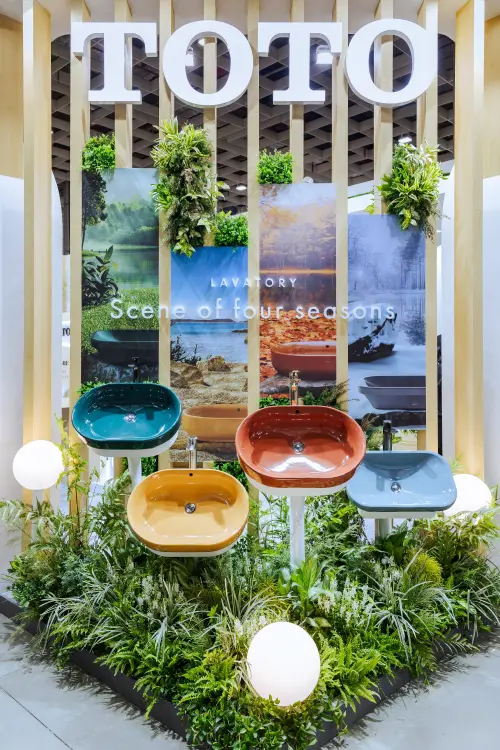 ▲TOTO絢彩四季之境系列概念新色臉盆：春墨綠、夏陽橙、秋楓紅、冬暮藍（顏色由左至右）。（圖／TOTO提供）