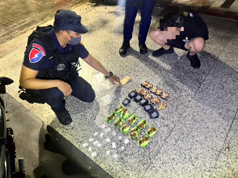 ▲高市警局保安大隊特勤中隊雷虎警組今天凌晨攔下１名駕車不穩得黃姓男子的轎車，並在車內當場查獲數百包毒品。（圖／記者郭凱杰翻攝）