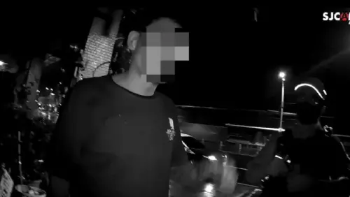 ▲攔車過程中發現車內及駕駛黃男身上散發異味,經目視發現在駕駛座腳踏板處,疑似有多包毒品包裝。立即逮捕黃男送辦。(圖/記者郭凱杰翻攝) ▲攔車過程中發現車內及駕駛黃男身上散發異味,經目視發現在駕駛座腳踏板處,疑似有多包毒品包裝。立即逮捕黃男送辦。(圖/記者郭凱杰翻攝)