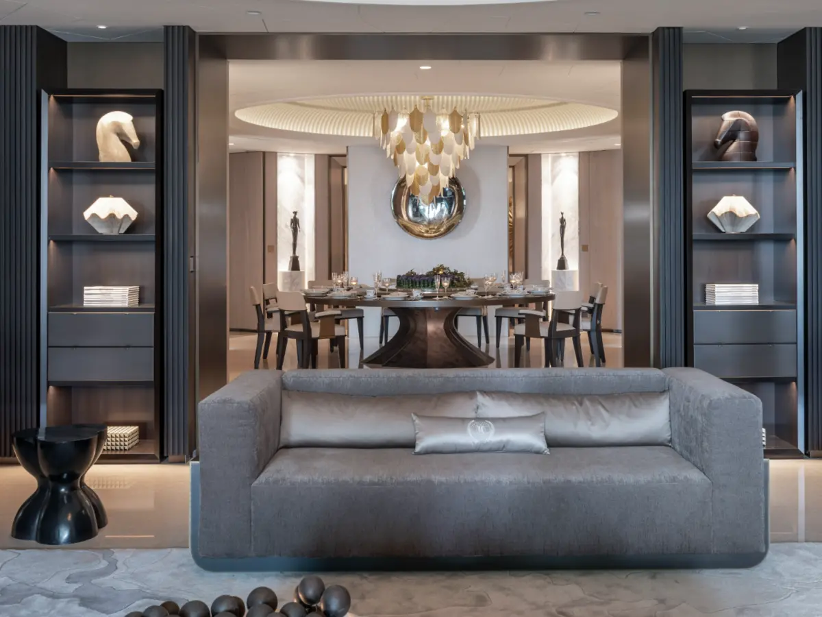 ▲富豪家都有什麼特徵？客廳是全家的聚氣之地要明亮，重視「門面」才能迎接財氣降臨。圖為陶朱隱園樣品屋內部裝潢。（圖／中華工程提供）