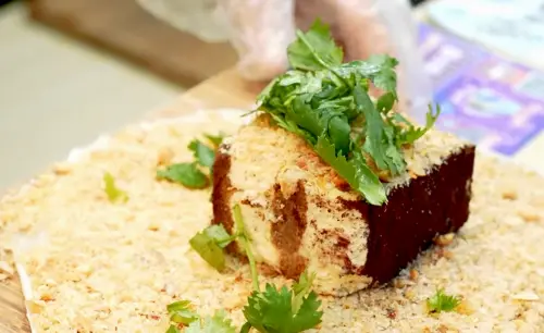 南機場夜市的捲捲村提拉米蘇花生卷冰淇淋,是去年美食節目《夜市王》的人氣攤商,獲得全台夜市甜點類的第一名。(圖/翻攝蔣萬安臉書) ▲南機場夜市的捲捲村提拉米蘇花生卷冰淇淋,是去年美食節目《夜市王》的人氣攤商,獲得全台夜市甜點類的第一名。(圖/翻攝蔣萬安臉書影片)