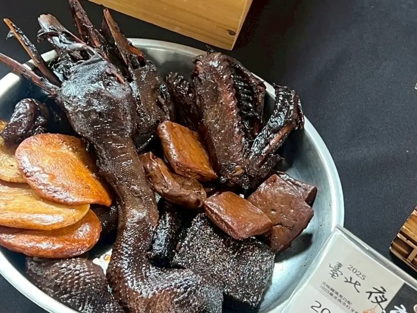 ▲一年一度臺北市市場處主辦之「臺北夜市打牙祭」系列活動將開跑，今年將再度有「夜市神美食榜」票選活動，得獎攤商可獲獎金8000元，而民眾也有機會抽中公館夜市、南機場夜市等免費美食，圖為去年獲獎的寧夏夜市的「發發東山鴨頭」。（圖／主辦單位提供）