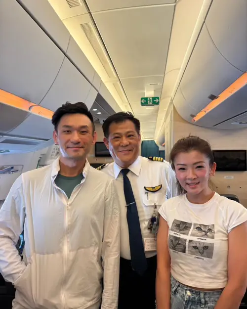 肝膽腸胃科張振榕和妻子與華航機長合照。(圖/翻攝「張振榕醫師的健康相談室」臉書)」 ▲肝膽腸胃科張振榕和妻子與華航機長合照。(圖/翻攝自「張振榕醫師的健康相談室」臉書)」