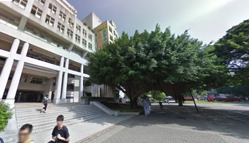 快訊/逢甲大學大榕樹雨中倒塌!23歲男學生OHCA、2人待搶救 ▲今天傳出倒塌的大榕樹,位於逢甲大學建築系館前,有三層樓高。(圖/翻攝Google街景圖,2025.06.13)