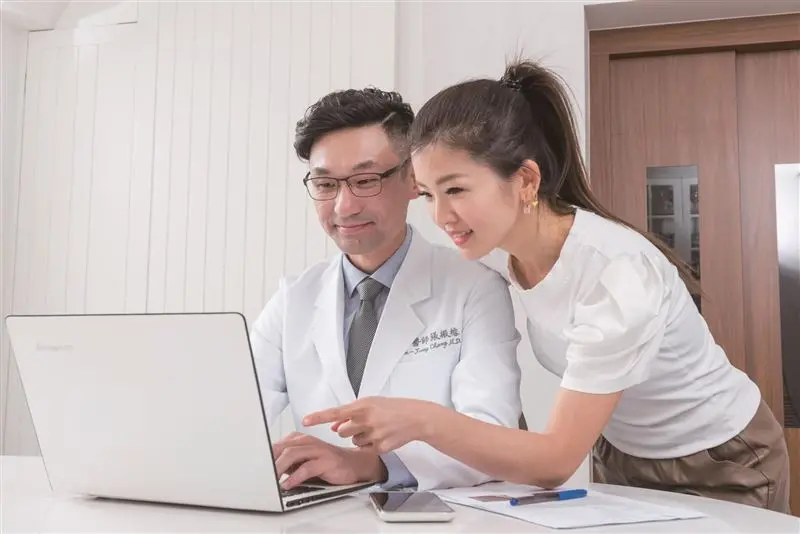 ▲張振榕醫師和妻子莘妮「醫護夫妻」在機上搶救回無意識、快要休克老婦人。（圖／翻攝自張振榕醫師臉書）