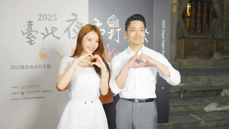 ▲台北市長蔣萬安帶啦啦隊女神李雅英逛士林夜市。（圖／北市府提供）