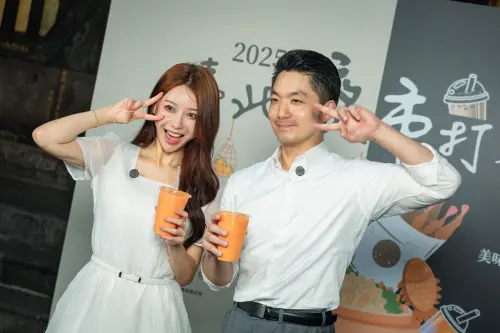 ▲▲台北市長蔣萬安帶啦啦隊女神李雅英逛士林夜市。（圖／北市府提供）