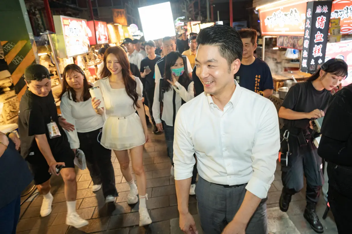 ▲台北市長蔣萬安帶啦啦隊女神李雅英逛士林夜市。（圖／北市府提供）