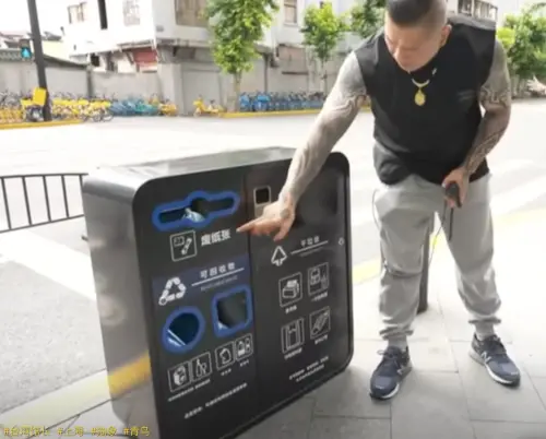 ▲網紅「館長」陳之漢日前大讚上海路邊垃圾桶，不僅分類明確，還不擔心亂丟。（圖／館長惡名昭彰 YouTube）