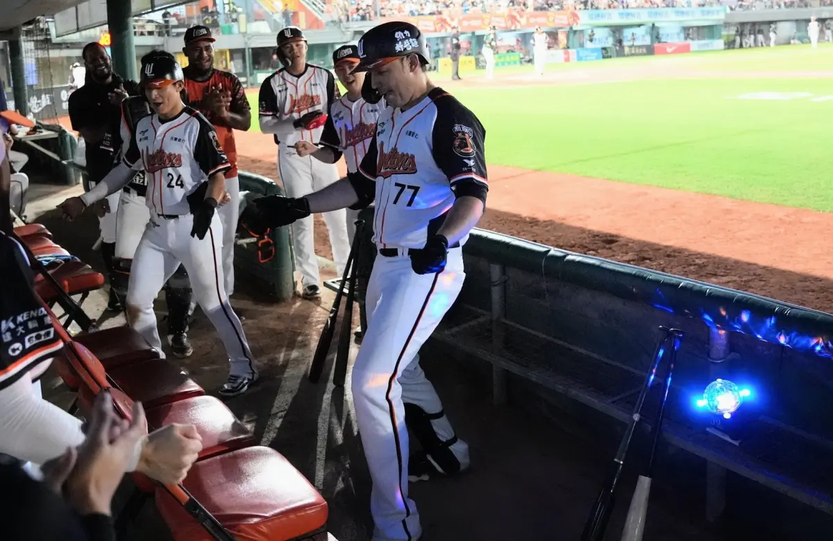 ▲統一獅林安可昨日敲出全壘打後，休息室開起「Disco燈」，跳起全壘打舞。（圖／統一獅提供）