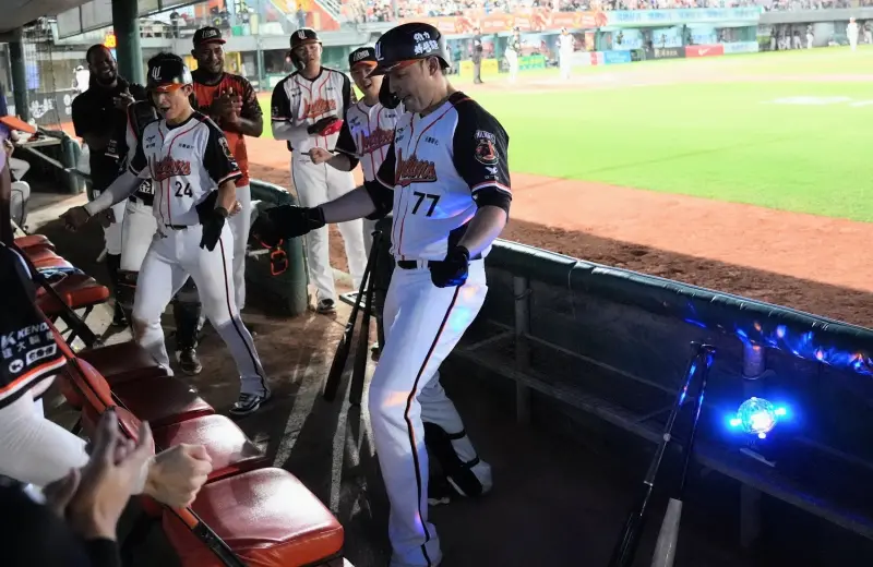 ▲統一獅林安可昨日敲出全壘打後，休息室開起「Disco燈」，跳起全壘打舞。（圖／統一獅提供）