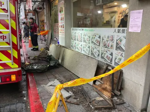 事發於北市松山區,一名17歲少年疑似和父母爭吵,情緒失控從八樓跳下,狠摔在招牌上,導致招牌扭曲變形,少年則骨折送醫。 ▲ 事發於北市松山區,一名17歲少年疑似和父母爭吵,情緒失控從八樓跳下,狠摔在招牌上,導致招牌扭曲變形,少年則骨折送醫。(圖/翻攝畫面)