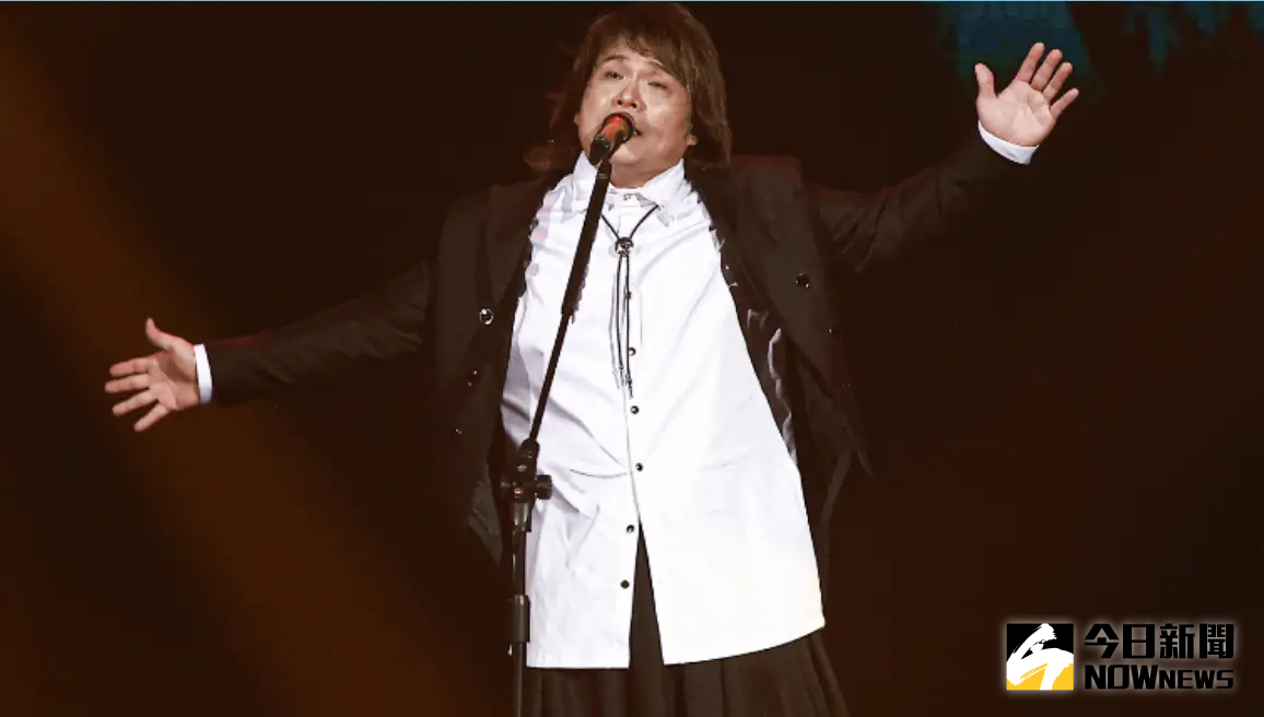 ▲伍佰（如圖）今（13）日於台北小巨蛋舉辦《Rock Star 2》世界巡迴演唱會，稍早帶來〈上癮了〉、〈風火〉及〈黃色月亮〉霸氣開場，曲畢，他在台上吆喝著「大家晚安，你們要來唱歌給我聽的嗎？」並宣告今晚是共屬歌迷的一夜，「我沒有特別來賓，你們都是我的特別來賓，我們開始吧！」（圖／記者葉政勳攝 ,2025.06.13）