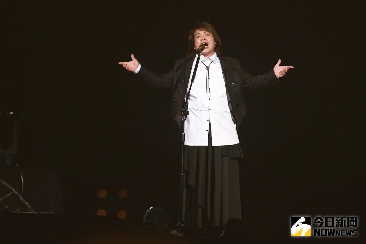 ▲伍佰今（13）日起連續3天於台北小巨蛋舉辦《伍佰& China Blue Rock Star 2演唱會》，稍早問到首次欣賞演唱會的歌迷，便用幽默口吻質問：「我在台上唱了30幾年，為什麼現在才來？」自嘲體力跟外貌不比從前。（圖／記者葉政勳攝 ,2025.06.13）