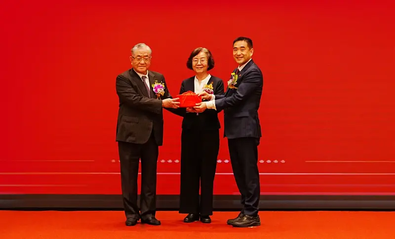 ▲華南金控今（13）日舉行副董事長交接，由董事長陳芬蘭（中）擔任監交人，原任副董事長林明成（左）將印信遞交予新任副董事長林知延（右）。（圖／華南金提供）