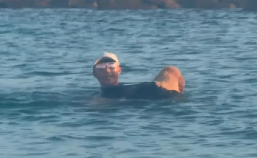 ▲黃金獵犬Peko在海中游泳途中，突然看到遠方水面有一個人，立刻緊張得大叫，甚至直接跳下水游過去救人。（圖／翻攝自Threads＠pekojujuu）