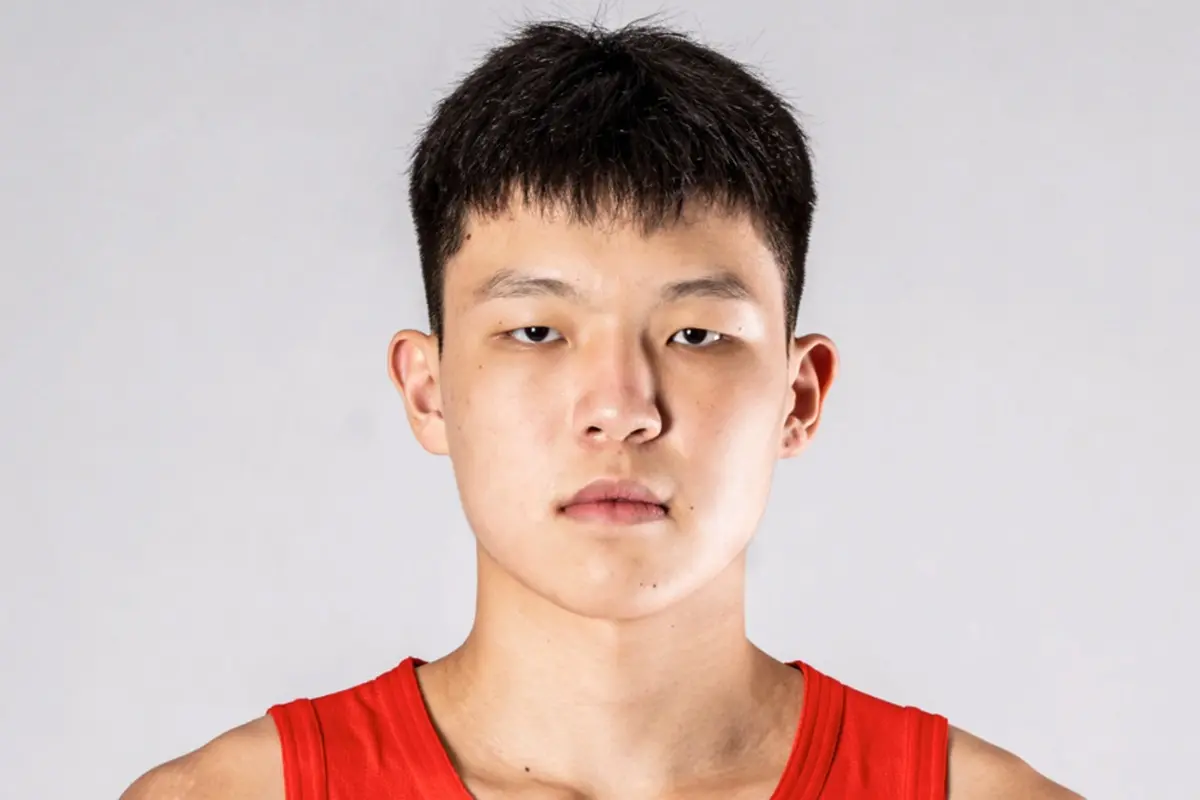 ▲中國大陸球員楊瀚森已正式與拓荒者完成簽約，並於近日舉行加盟記者會，身穿16號球衣與總經理Joe Cronin、總教練Chauncey Billups合影亮相，展現出嶄新篇章的起點。而他在NBA的第一場正式比賽，將於7月12日對陣勇士。（圖／美聯社／達志影像）