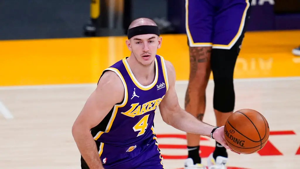 ▲魔術強森指出，湖人當年為了Talen Horton-Tucker，選擇放走「禿曼巴」Alex Caruso（圖中者）是一個嚴重的錯誤，而這筆錯誤的決策，正逐步反噬球隊的未來布局。（圖／美聯社／達志影像）