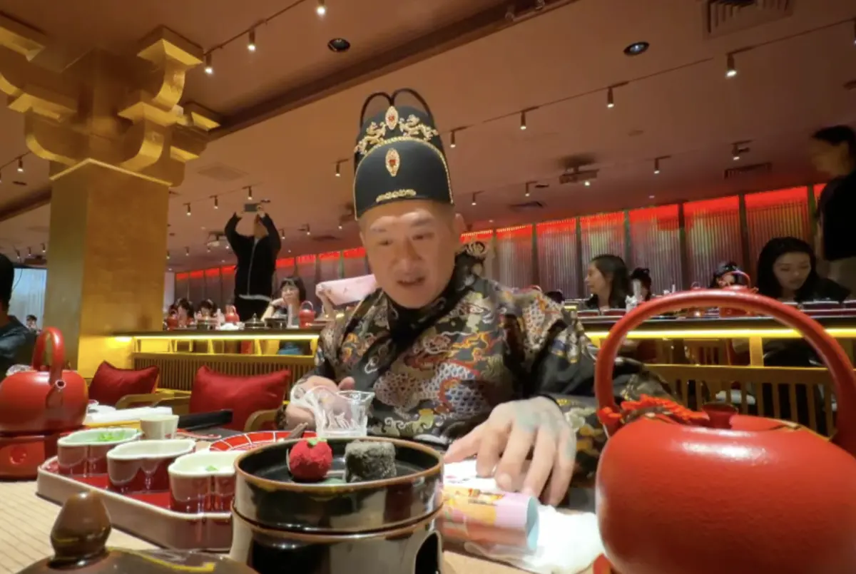 ▲館長中國行各種吹捧誇讚，對此王浩宇將自掏腰包投放廣告反制。（圖／翻攝自館長惡名昭彰YT）