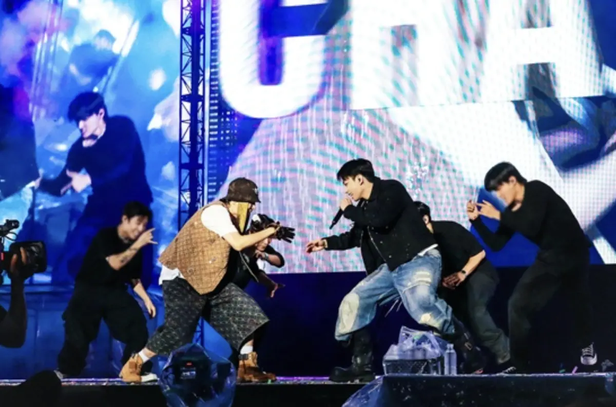 ▲BTS（防彈少年團）在613出道紀念日齊聚於j-hope的演唱會，Jung Kook（柾國）跟Jin也登台獻唱，粉絲A.R.M.Y超感動。（圖／翻攝BigHit Music）