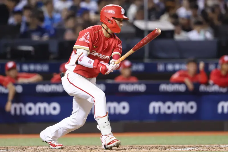 ▲味全龍郭天信單場敲出2支安打，幫助球隊以3：2逆轉戰局，賽後獲選為單場MVP。（圖／味全龍提供）