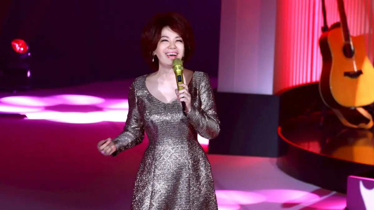 ▲67歲歌手蔡琴（如圖）今（13）舉辦「不要告別」演唱會，在台上痛哭失聲，直呼不敢看向座位區，原因是各處都坐著自己的老友，讓她實在太感動。（圖／宜辰整合行銷提供）