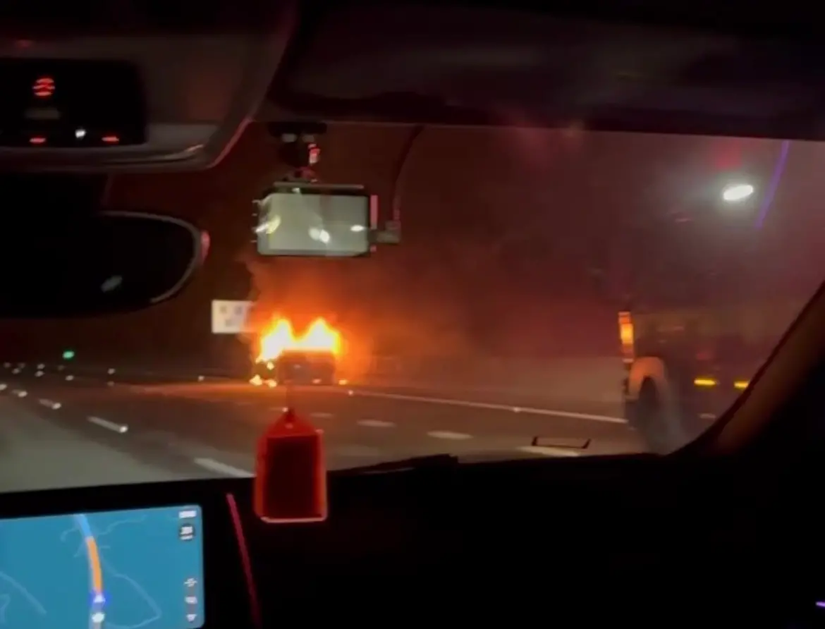 ▲ 國道1號南下路段頭份路段傳出火燒車意外，整台汽車變成一團火球。（圖／翻攝畫面）