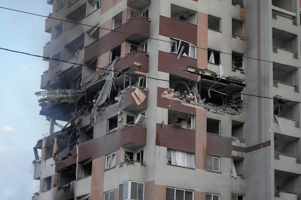 ▲以色列13日凌伊朗發動大規模空襲，圖為德黑蘭一處受損建築。（圖／美聯社／達志影像）