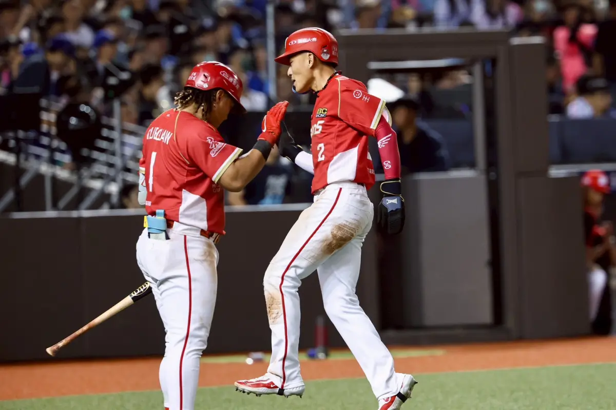 ▲味全龍今日靠著富邦悍將在9局上的失誤，成功逆轉戰局，以3：2拿下勝利。（圖／味全龍提供）