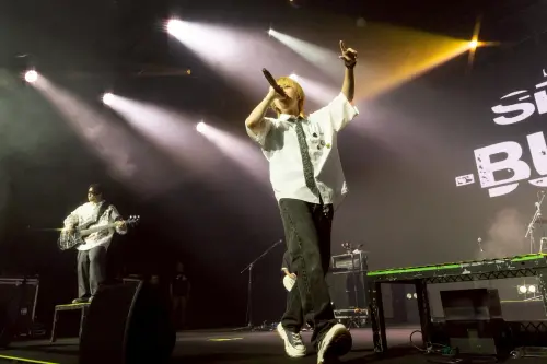 ▲主唱YOSUKE(如圖)今天在演唱會途中走下舞台和粉絲互動。(圖/梵思娛樂提供) ▲主唱YOSUKE(如圖)今天在演唱會途中走下舞台和粉絲互動。(圖/梵思娛樂提供)