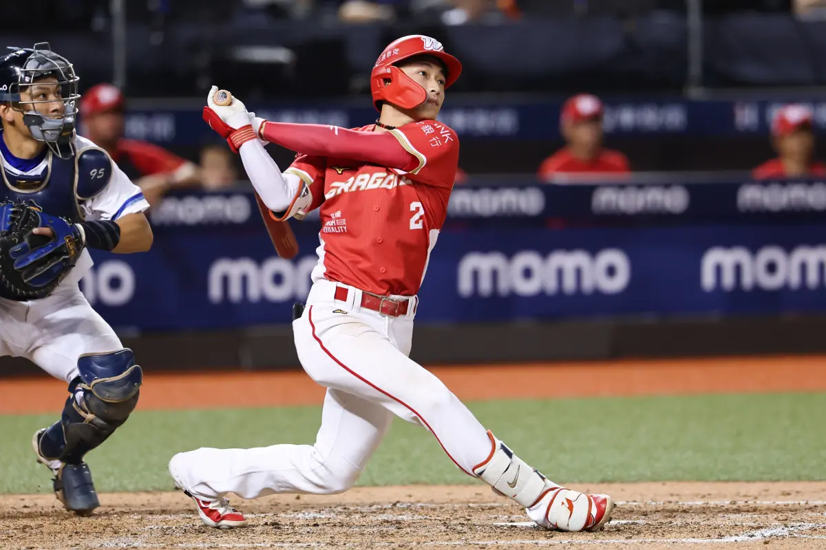 ▲味全龍郭天信在9局上跑出內野安打，並且靠著對手失誤以及隊友推進回到本壘。（圖／味全龍提供）