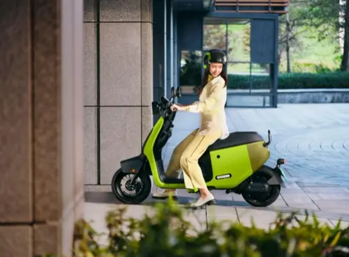 ▲Gogoro 全新車款「EZZY」上市,標配一鍵倒車輔助功能以及超省力中柱,不論是狹小車位還是斜坡停車場,連女生、長輩都能輕鬆駕馭。(圖/Gogoro 提供) ▲Gogoro 全新車款「EZZY」上市,標配一鍵倒車輔助功能以及超省力中柱,不論是狹小車位還是斜坡停車場,連女生、長輩都能輕鬆駕馭。(圖/Gogoro 提供)